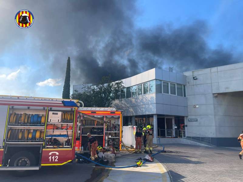 La gran columna de humo negro generada por el incendio.EPDA