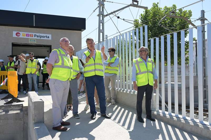 El conseller Martnez Mus, con el teniente de alcalde, Vicent Cscar en la estacin. EPDA