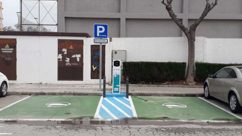 Recarga de vehículos eléctricos cerca del Polideportivo./EPDA