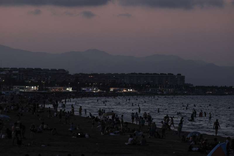Cientos de personas intentan mitigar el calor noctuno en las playas de Las Arenas y la Malvarrosa de Valencia. EFEManuel BruqueArchivo
