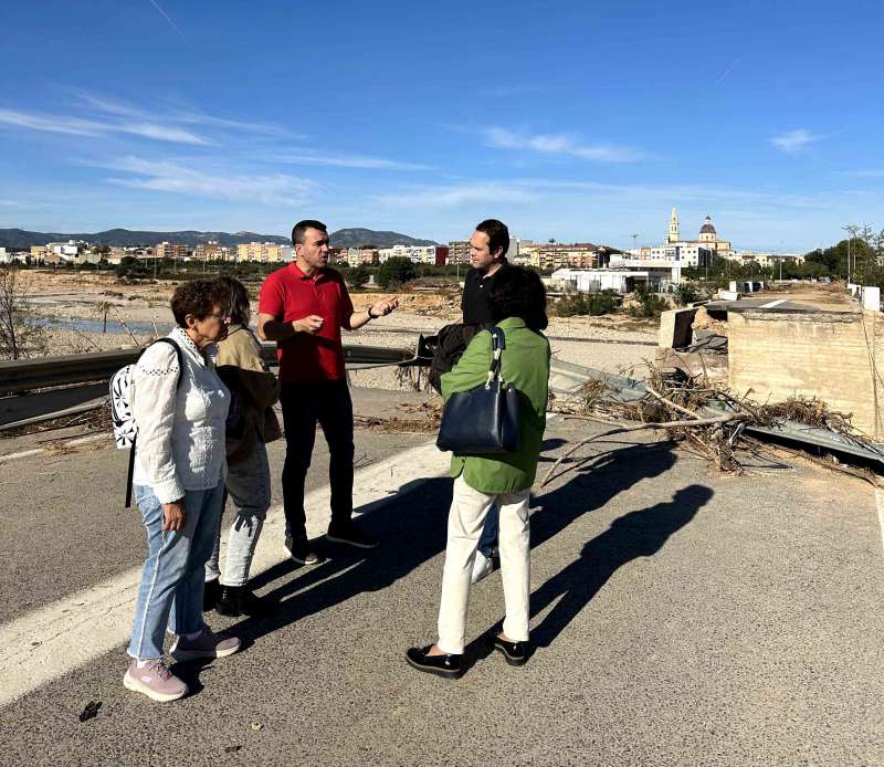 El presidente de la corporacin provincial, Vicent Momp, en su visita a Cheste tras la riada.  EPDA