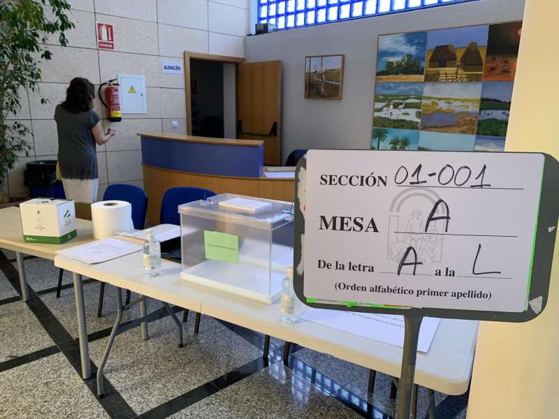 Vista de las mesas electorales ya preparadas para una jornada electoral. EFE/Archivo