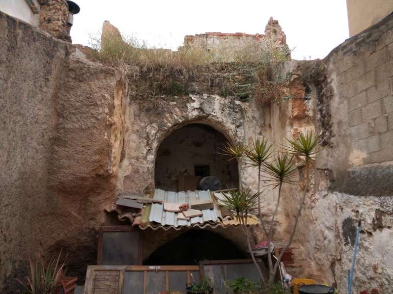 Vivenda adquirida per lAjuntament de Llria, on es troba una torre-portal dorigen medieval. EPDA