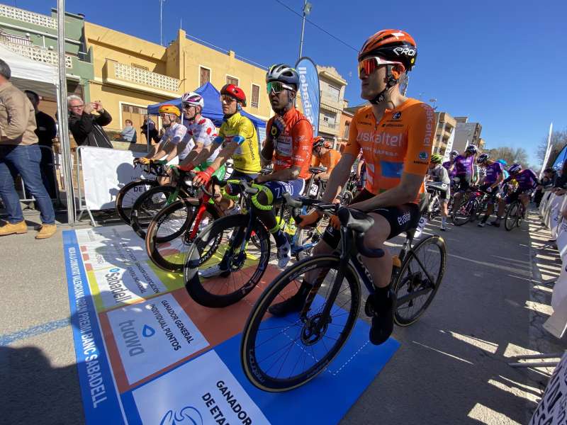 Momentos previos a la salida de la tercera etapa de la Vuelta a la Comunitat Valenciana en Bétera. /JUDITH CELMA