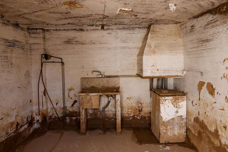 Imagen de archivo del interior de una cocina cubierta de barro en el interior de una vivienda en el barrio de Lafuente de Utiel (Valencia). EFEVillar Lpez Archivo