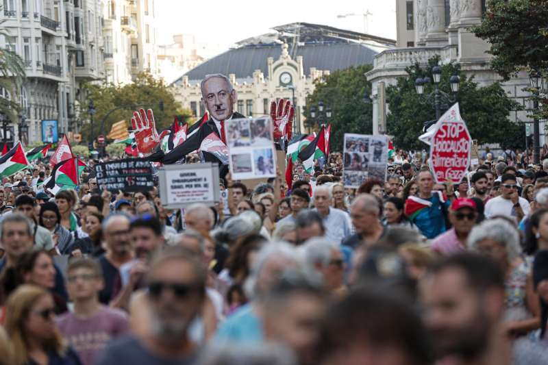 Cientos de personas se manifiestan en Valencia exigiendo al Gobierno el embargo de armas a Israel, en una foto de archivo. EFEManuel Bruque
