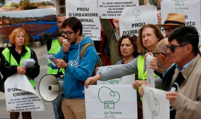 Decenas de vecinos de Godella se han manifestado este lunes a las puertas de Les Corts Valencianes en protesta contra el 