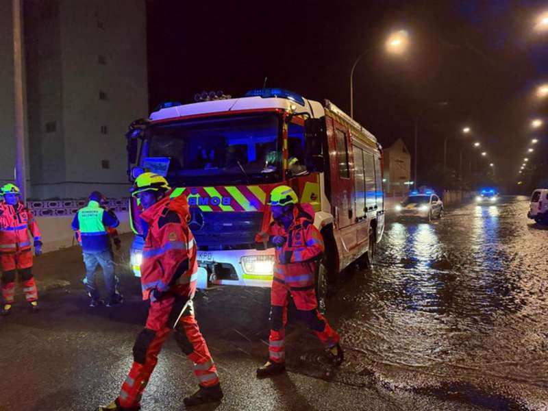 Bomberos del Ayuntamiento de Valencia supervisando anoche la marcha del temporal. EFEAjuntament de Valncia