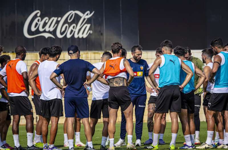 Carlos Corbern con el grupo en el entrenamiento previo al choque ante el Castelln | Valencia CF va X
