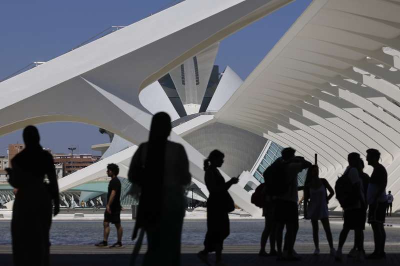Los turistas disfrutan de la Ciudad de las Artes y las Ciencias en Valencia. EFE Kai Frsterling