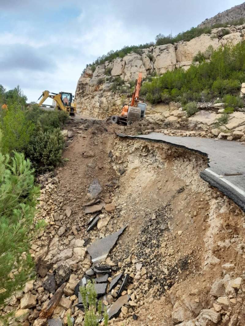 Estado de la carretera CV-390 que conecta Benagéber con Tuéjar tras el paso de la DANA del pasado 29 de octubre. /EPDA