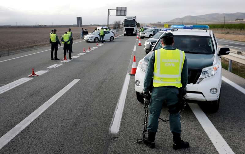 Imagen de archivo de un control de carretera de la Guardia Civil en la Comunitat Valenciana. EFE / Manuel Lorenzo
