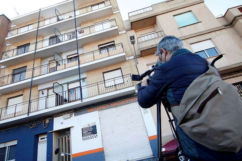  Vista general del edificio donde un hombre de unos 30 años fue detenido en la localidad valenciana de Meliana tras apuñalar mortalmente a su padre, de unos 56 años, tras una discusión. /EFE