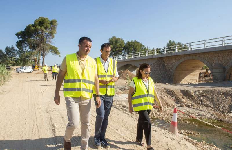 El president de la Diputaci, Vicent Momp, y la diputada Reme Mazzolari inauguran las obras.  EPDA