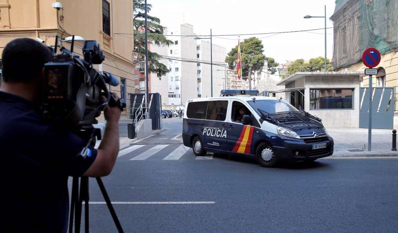 Un cámara de televisión graba los accesos a la comisaría de la Policía Nacional de Zapadores en València. Archivo/EFE/Manuel Bruque
