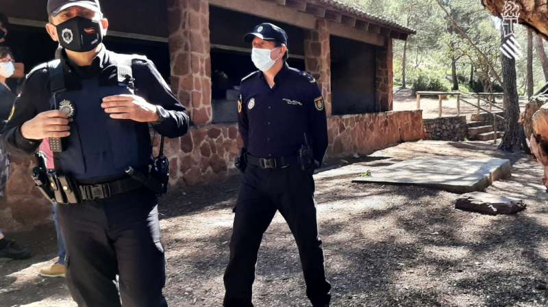 Dos policías vigilan la zona de los paelleros en Santo Espíritu