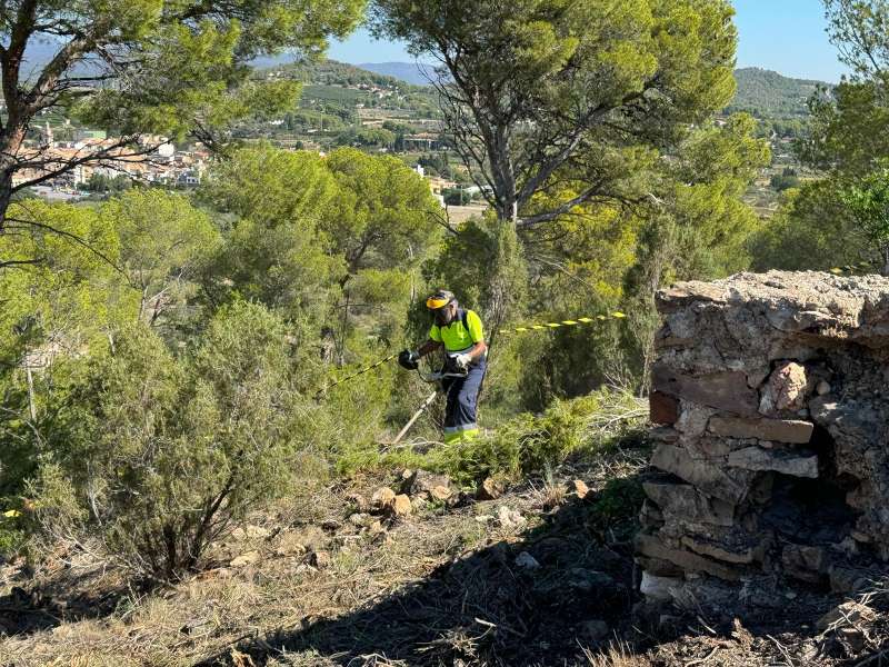 Un operari en el conjunt patrimonial.  EPDA