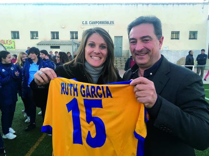 Ruth García junto al presidente de la FFCV, Salva Gomar, en el bautismo del polideportivo de Camporrobles que lleva desde 2009 el nombre de la camporruteña. / EPDA