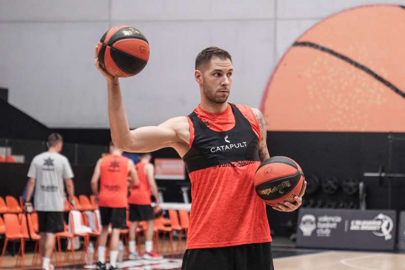 Stefan Jovic durante su primer entrenamiento con el Valencia Basket. /EPDA