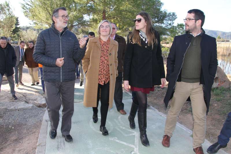 La consellera con la alcaldesa de Albalat dels Tarongers y el alcalde de Algímia d
