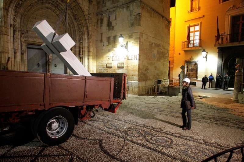 Imagen del 29 de enero de 2018. Una tÃ©cnica supervisa la carga en un camiÃ³n de la Cruz franquista de los CaÃ­dos de Callosa de Segura (Alicante). EFE/ Morell/Archivo
