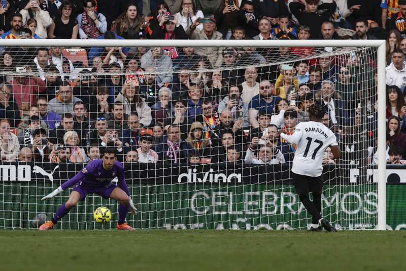 El centrocampista del Valencia Largie Ramazani marca gol de penalti conta Osasuna, durante el partido de la jornada 26 de LaLiga entre el Valencia y el Osasuna, en el estadio de Mestalla en Valencia.-EFE Biel Ali�o
