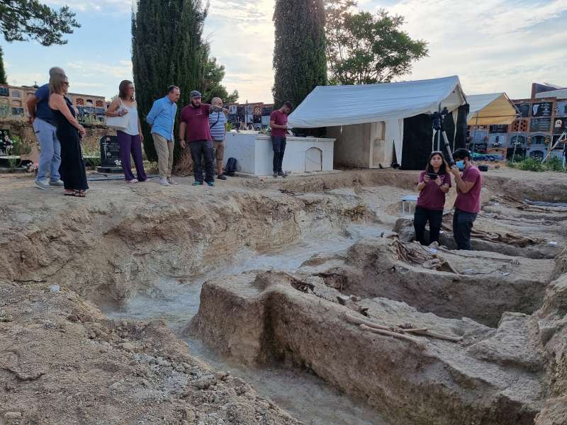 Visita a los trabajos de excavacin, exhumacin y clasificacin de los restos seos de nueve personas que fueron fusiladas tras la Guerra Civil espaola en el cementerio de Villar. EPDA