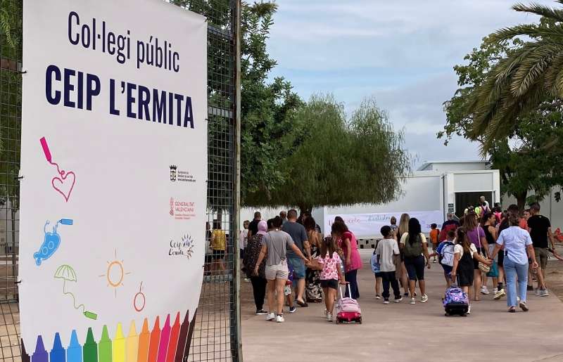 El alumnado del CEIP LErmita de Benifair� de les Valls, actualmente ubicado en el Pla de lEra de forma provisional hasta la finalizaci�n de las obras del nuevo centro educativo.  A. B. 