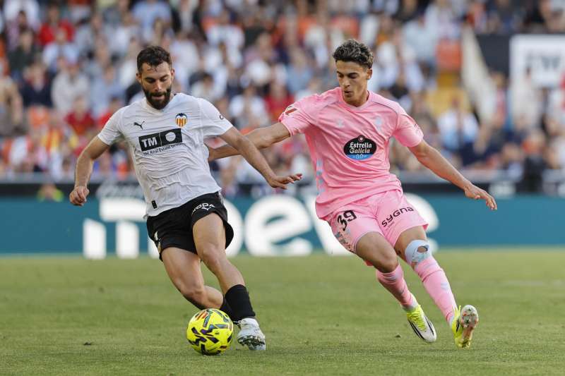 El centrocampista del Valencia Luis Rioja (i) durante un partido en el estadio de Mestalla. EFE Ana EscobarArchivo
