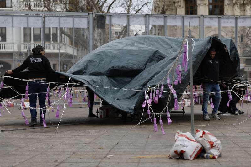 Operarios cubren la masclet� para protegerla de la lluvia. EFEAna Escobar
