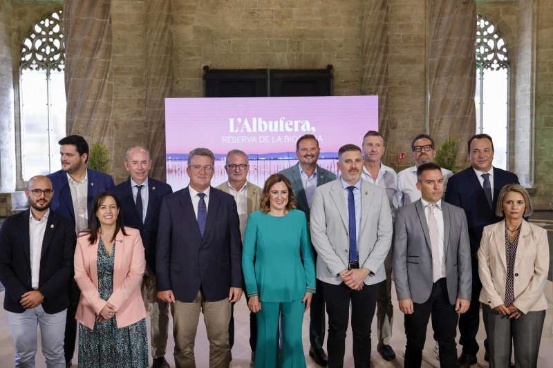 La alcaldesa de Valencia, Mara Jos Catal (c), posa con los alcaldes de los 13 municipios ribereos de la Albufera. EFEAna Escobar
