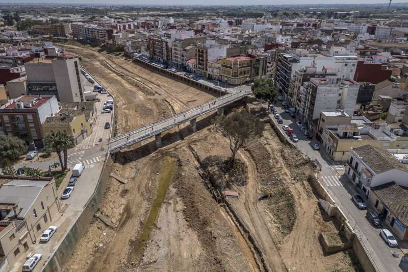 Uno de los puentes de Paiporta afectados por la dana. EPDA
