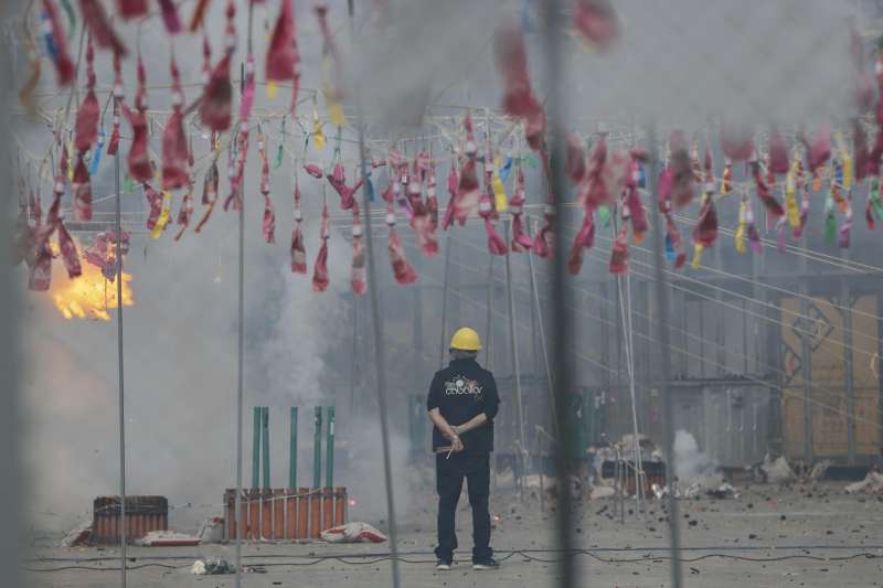 Un pirot�cnico controla el disparo de una masclet�. EFEManuel BruqueArchivo
