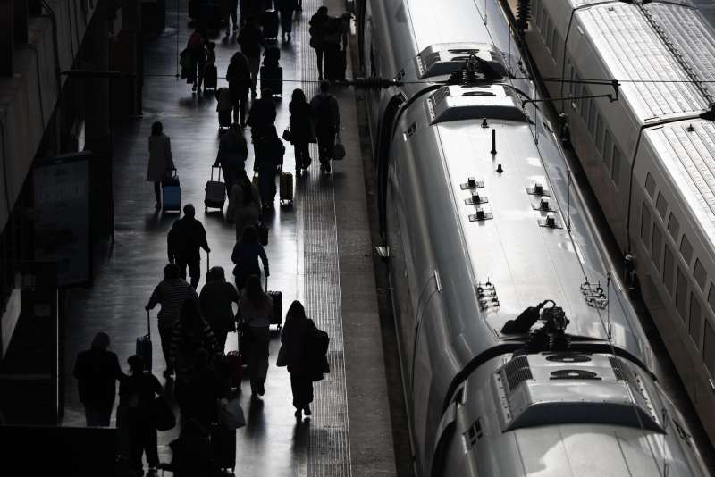 Varias personas se montan en tren en la estaci�n de Atocha en Madrid. EFE Sergio P�rez
