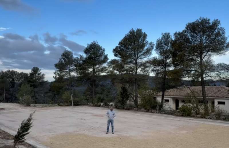 El alcalde de Tu�jar, Carlos Taraz�n, sobre la piscina de la zona de la Tartalona. EPDA