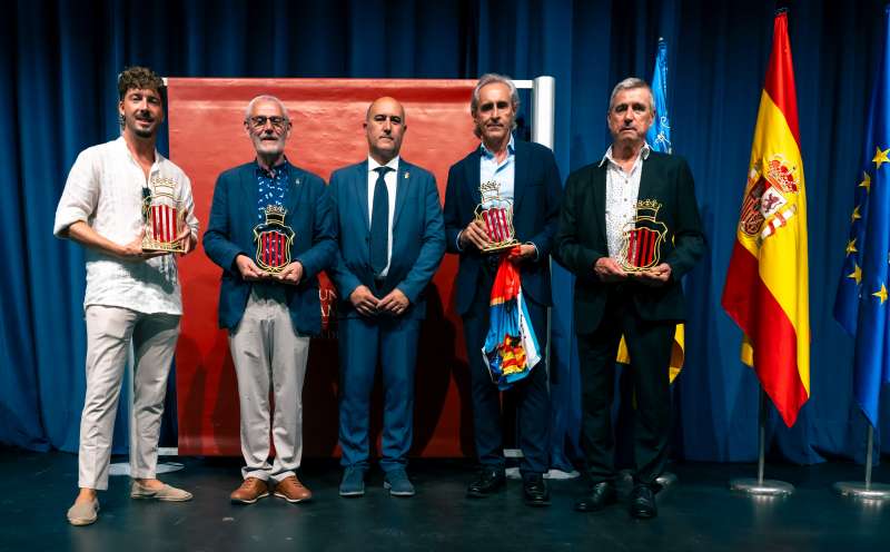 El alcalde, Paco Gmez, con los premiados. EPDA