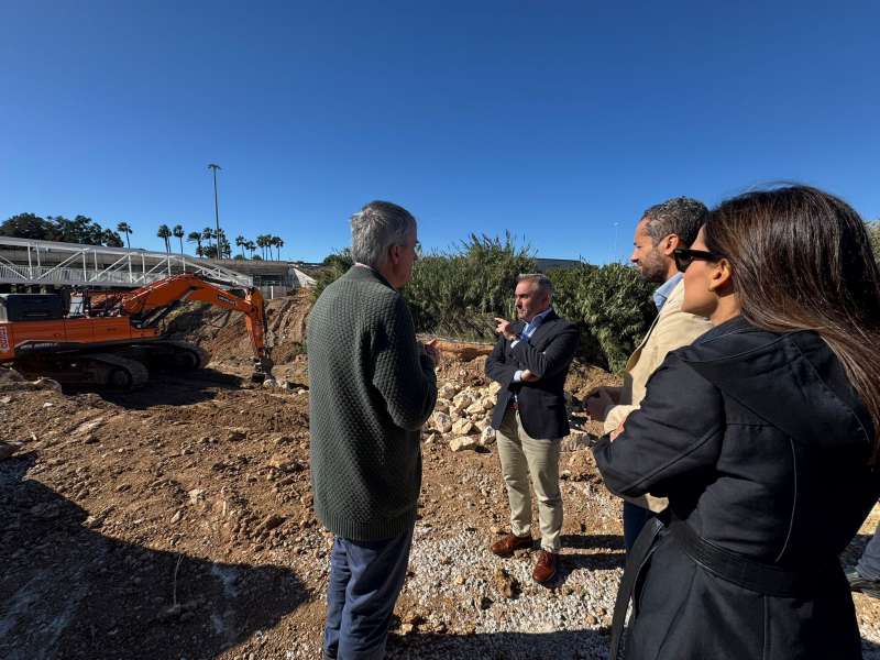 El conseller, Miguel Barrachina, visita la obras en Alcsser. EPDA
