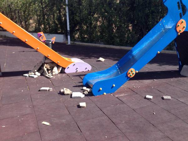 Piedras con las que destrozaron los juegos infantiles del polideportivo de Petrés. EPDA