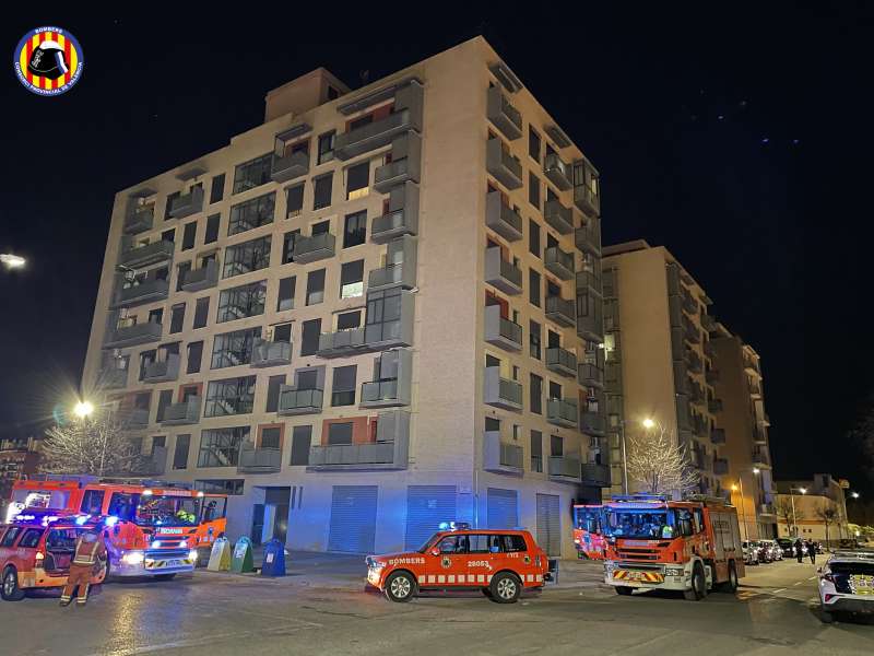 Los bomberos sacaron por seguridad a todos los residentes del edifcio. /EPDA