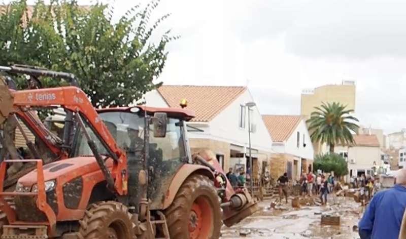 Trabajos de la ciudadana y voluntarios en Utiel tras la DANA. EFE