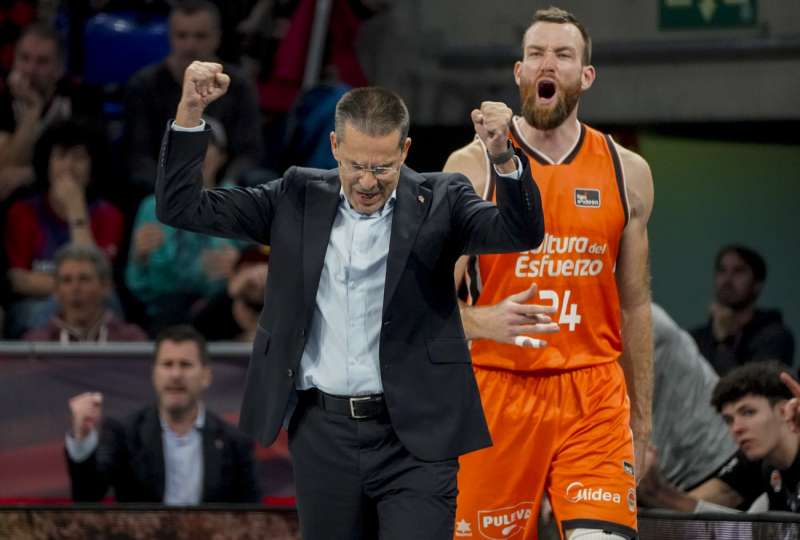 El entrenador del Baskonia Pedro Martnez celebra una canasta durante el partido de Liga Endesa de baloncesto que se disput en el Fernando Buesa Arena. EFEL. Rico
