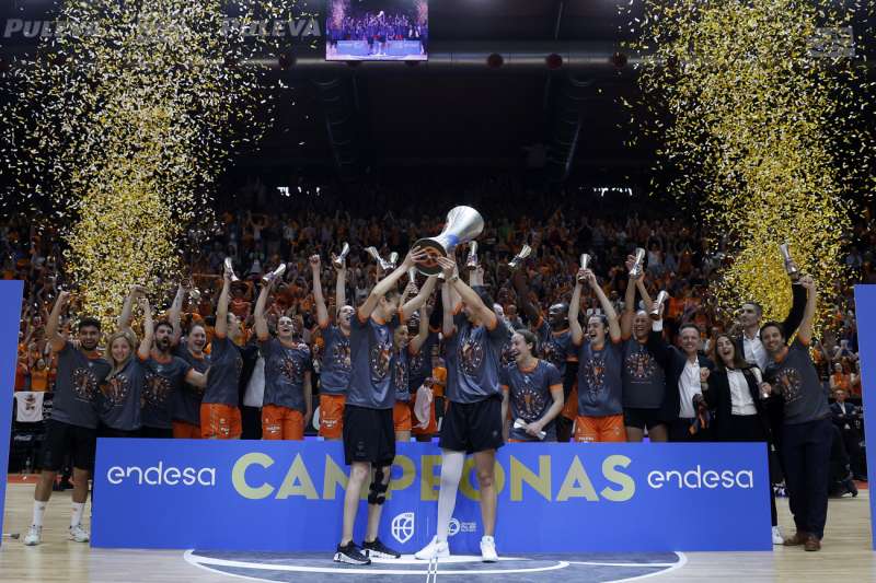 Las jugadoras del Valencia Basket celebran la consecucin del ttulo de liga tras su victoria ante el Perfumeras Avenida, en la final de la Liga Femenina de baloncesto disputada este domingo en el pabelln de la Fuente de San Luis de Valencia. EFE Miguel ngel Polo