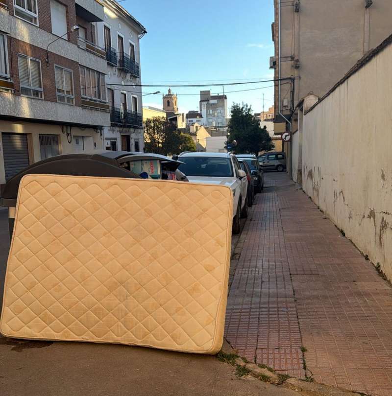 Vertidos en las calles de Utiel.  EPDA