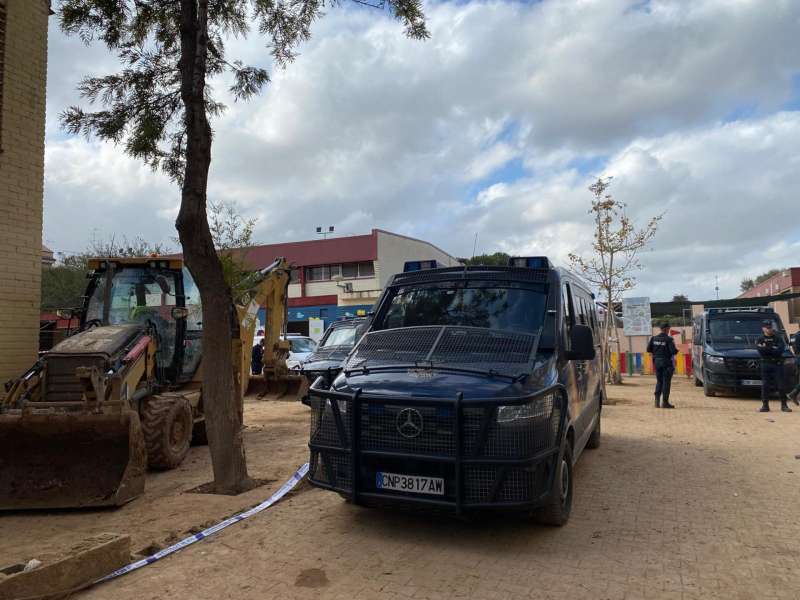 Polica y servicios de emergencias en el colegio de Massanassa donde ha tenido lugar el derrumbe. EFELaura Lpez

