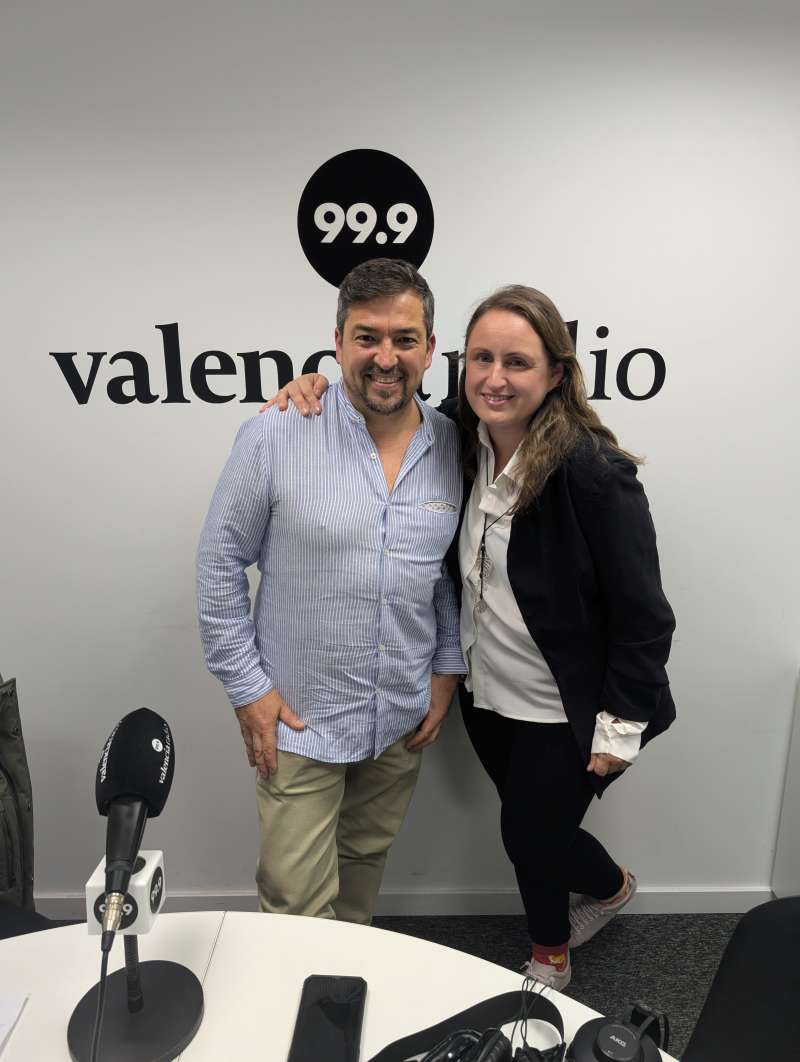 Pere Valenciano junto a Anas Darder en los estudios de la 99.9 Valencia Radio. EPDA