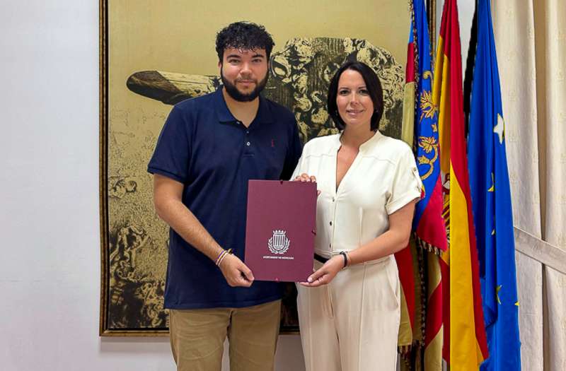 La alcaldesa, Amparo Orts, y el vicealcalde, lvaro Gonzalvo, con los presupuestos. EPDA