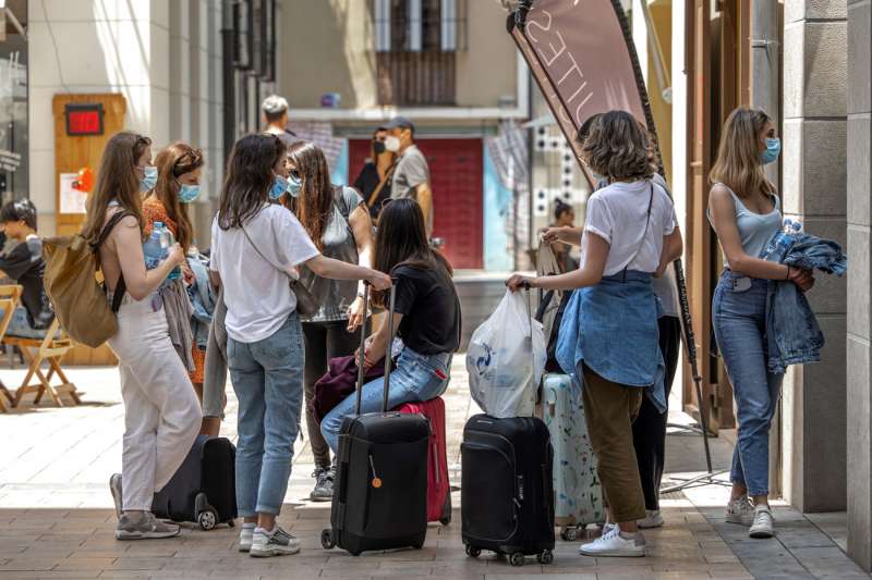 Varias turistas esperan junto a sus maletas frente al portal de un edificio del centro histÃ³rico de Valencia. EFE/Biel AliÃ±o/Archivo
