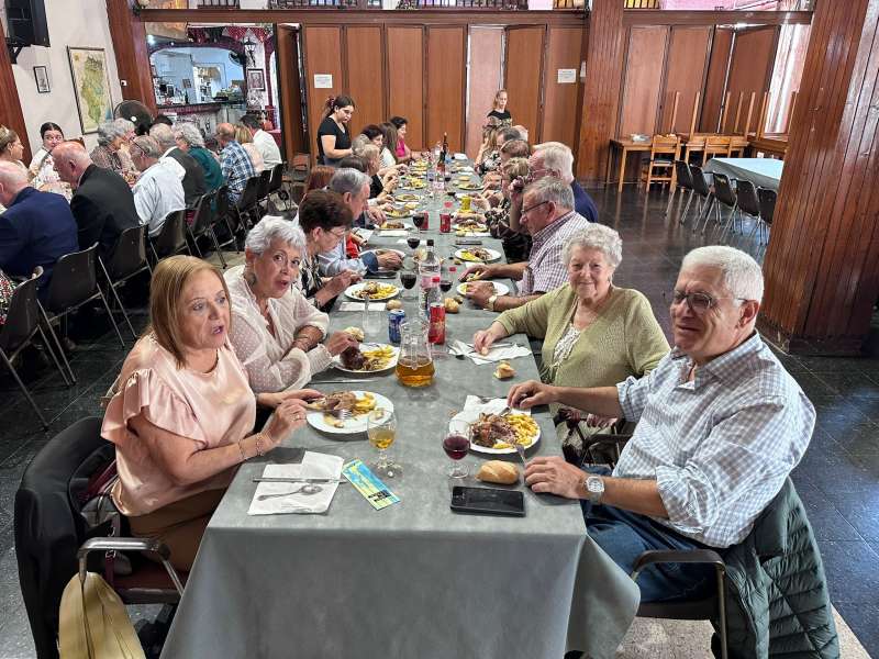 Socios del Centro Aragons celebrando la comida de hermandad. EPDA