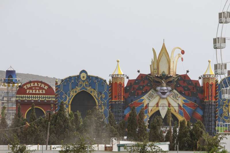 Imagen de archivo tomada desde el exterior del recinto del escenario principal del Festival Medusa de Cullera (Valencia) tras el accidente. EFE/Natxo FrancÃ©s

