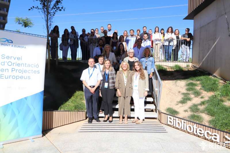 Autoridades y asistentes a las jornadas en el Centro Cvico de Btera. EPDA